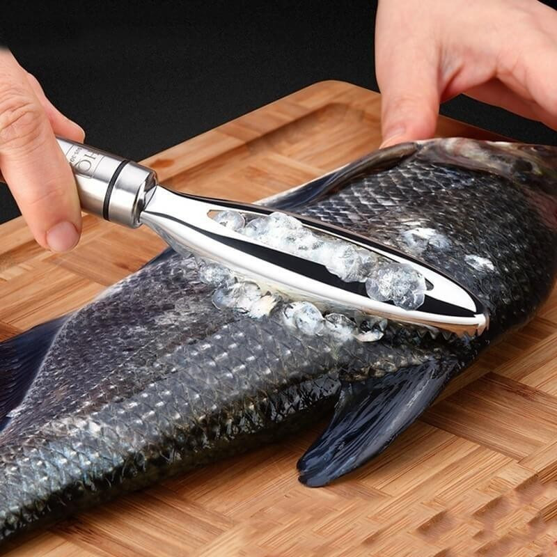 Darček v podobe šupináča na ryby s pinzetou na odstraňovanie triesok